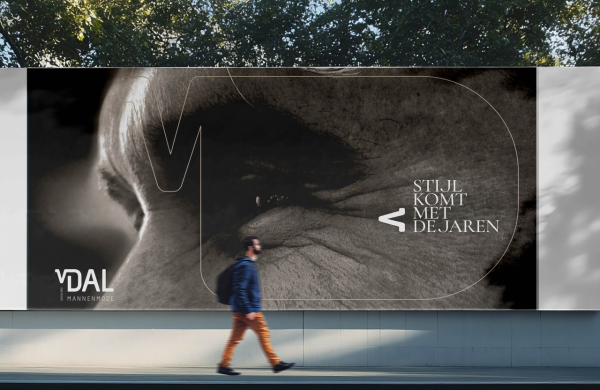 Van Dal kiest SuperRebel.Agency en zegt wat de modewereld te weinig durft: stijl komt met de jaren. 